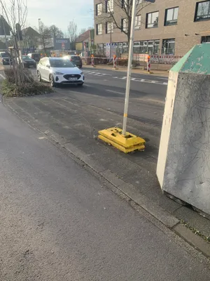 Ehemalige Bushaltestelle rechts