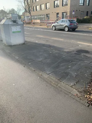 Ehemalige Bushaltestelle links